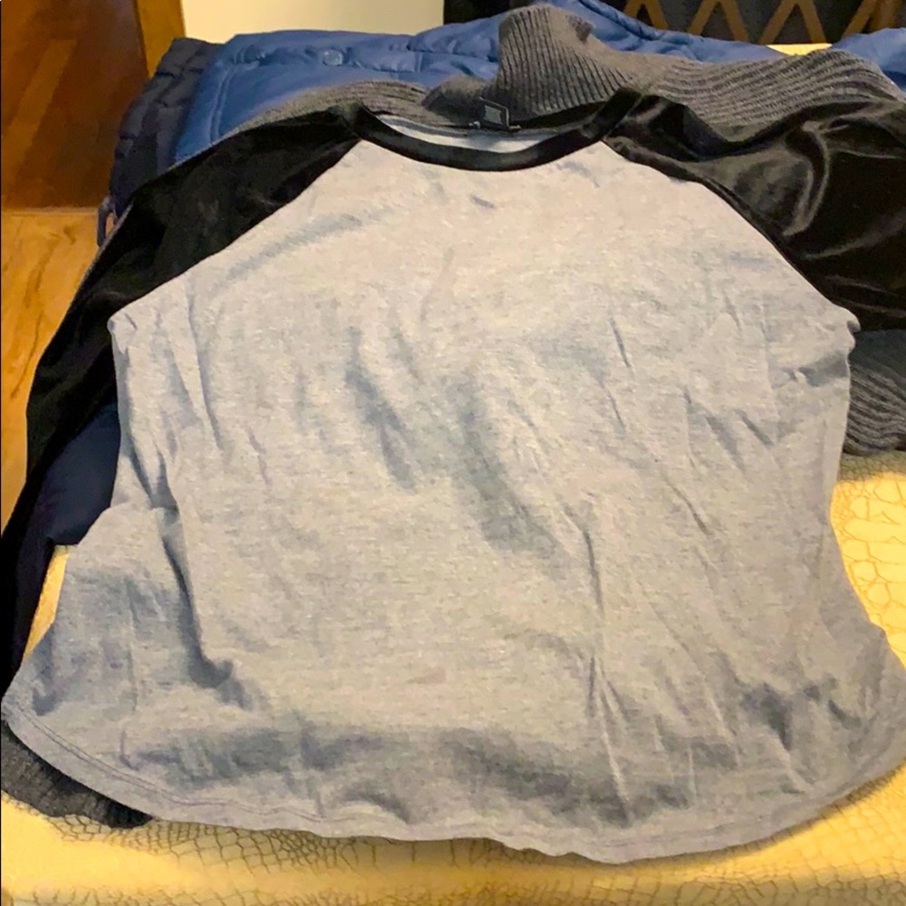 Women’s T-shirt top with velour arms